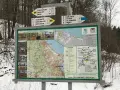 Mapa szlaków turystycznych w Gdańsku, Matemblewo. Znaki drogowe wskazują kierunki i odległości do różnych miejsc.