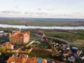 Zamek w Gniewie, malownicze atrakcje nad Wisłą. Widok z lotu ptaka na historyczną budowlę i okolicę.
