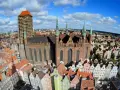 Widok z lotu ptaka na Bazylikę Mariacką w Gdańsku i kolorowe kamienice Starego Miasta.