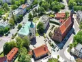 Widok z lotu ptaka na miasto Słupsk, z dominującymi budynkami kościoła i zamku.