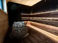 Władysławowo atrakcje na niepogodę: nowoczesna sauna z kamiennym piecem i nastrojowym oświetleniem. Idealne miejsce na relaks.