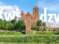 Zamek w Kwidzynie, jedna z głównych atrakcji miasta, prezentuje się okazale na tle błękitnego nieba.