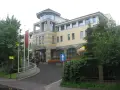 Hotel Haffner, nazwany na cześć Jana Jerzego Haffnera, wita gości nowoczesną architekturą i zielenią.