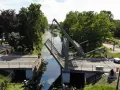 Podniesiony most zwodzony nad kanałem, jedna z atrakcji Nowego Dworu Gdańskiego.
