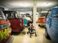 Maluch w wózku wśród klasyków w Muzeum Volkswagena w Pępowie.
