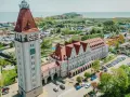 Wieża widokowa Władysławowo góruje nad miastem i morzem. W tle wesołe miasteczko i plaża.
