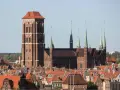 Imponująca wieża Mariacka w Gdańsku, której wysokość robi wrażenie, góruje nad miastem.