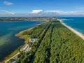 Spokojne widoki na Hel poza sezonem: las, plaża, zatoka i miasto. Idealne miejsce na relaks.