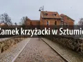 Kamienna grobla prowadzi do ceglanego zamku krzyżackiego w Sztumie.