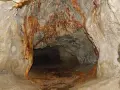 Wnętrze jaskini, gdzie nacieki tworzą rdzawy wodospad. Groty Mechowskie zachwycają surowym pięknem.