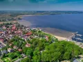 Widok na Puck z lotu ptaka: port, plaża, kościół i wiatraki. Puck atrakcje zachęcają do zwiedzania.