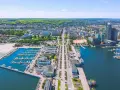 Widok na Gdynię z lotu ptaka: port jachtowy, plaża, nowoczesne budynki i zieleń. Ciekawe ciekawostki o Gdyni czekają na odkrycie!