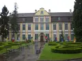 Pałac Opatów zaprasza na wystawę Cristobala Gabarrona. Kolorowe rzeźby zdobią dziedziniec przed zabytkowym budynkiem.