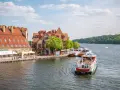 Port z łodziami i kamieniczkami, idealne miejsce na mikołajki atrakcje.