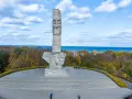 Pomnik Obrońców Wybrzeża na Westerplatte. Monumentalna rzeźba upamiętnia bohaterską historię obrony Polski.