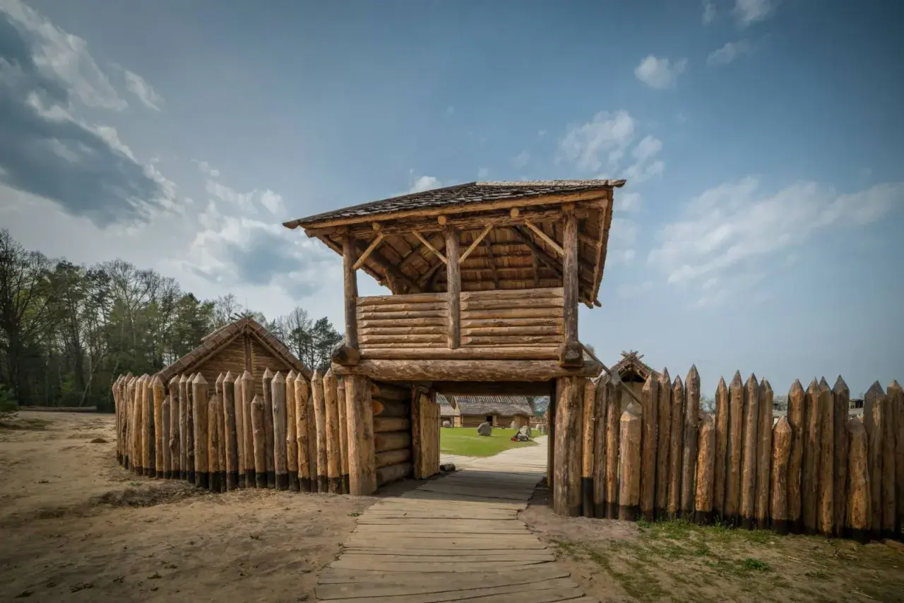 Drewniana wieża strażnicza i palisada w osadzie średniowiecznej Sławutowo.