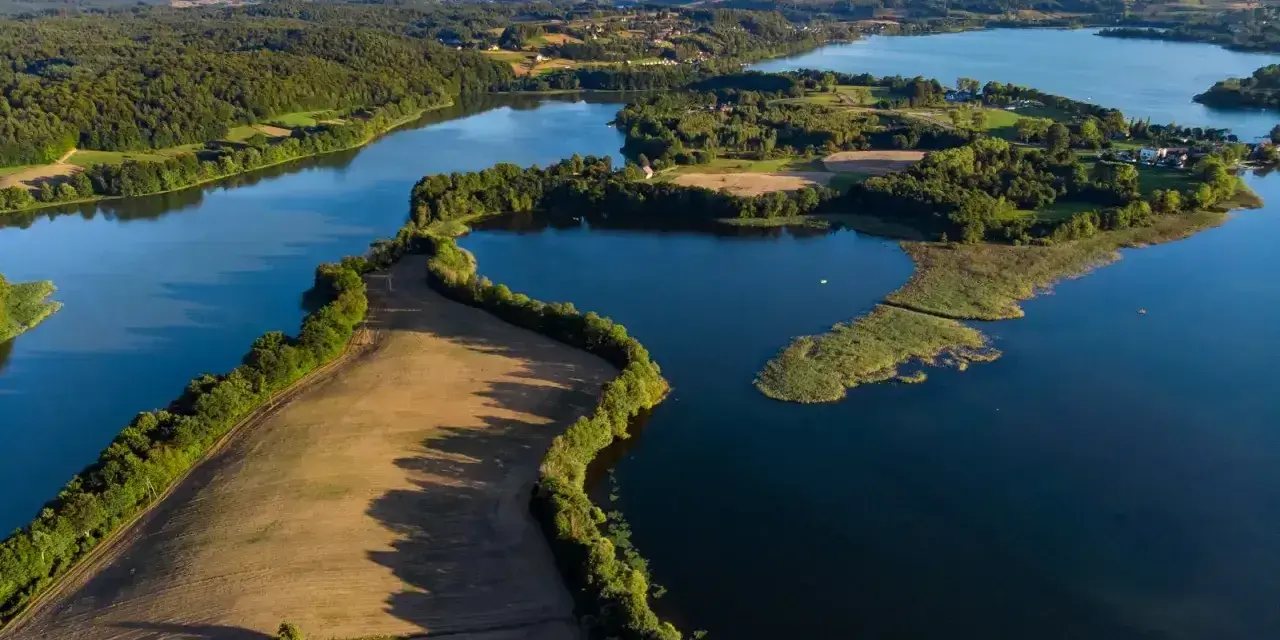 Malownicze jeziora i lasy tworzą krajobraz Szwajcarii Kaszubskiej. Słoneczne pole i spokojna tafla wody zapraszają do odpoczynku.