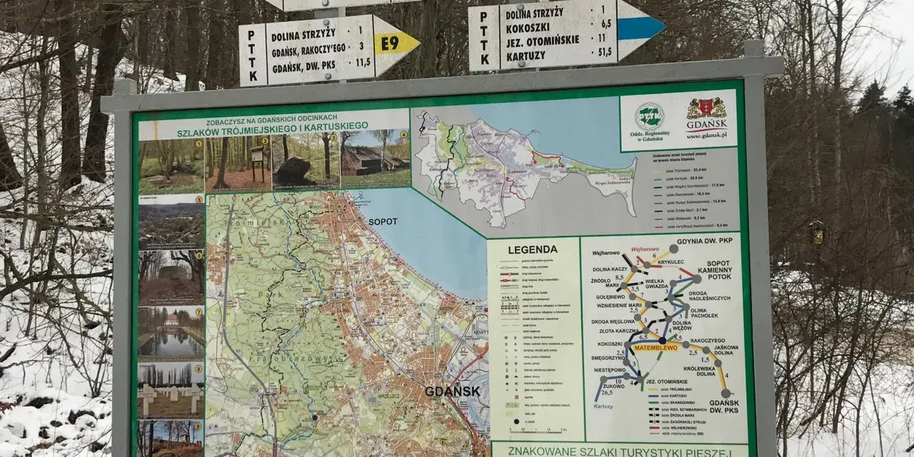 Mapa szlaków turystycznych w Gdańsku, Matemblewo. Znaki drogowe wskazują kierunki i odległości do różnych miejsc.