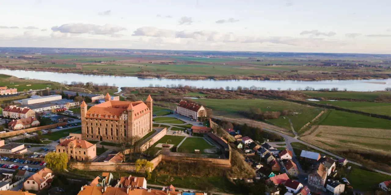 Zamek w Gniewie, malownicze atrakcje nad Wisłą. Widok z lotu ptaka na historyczną budowlę i okolicę.