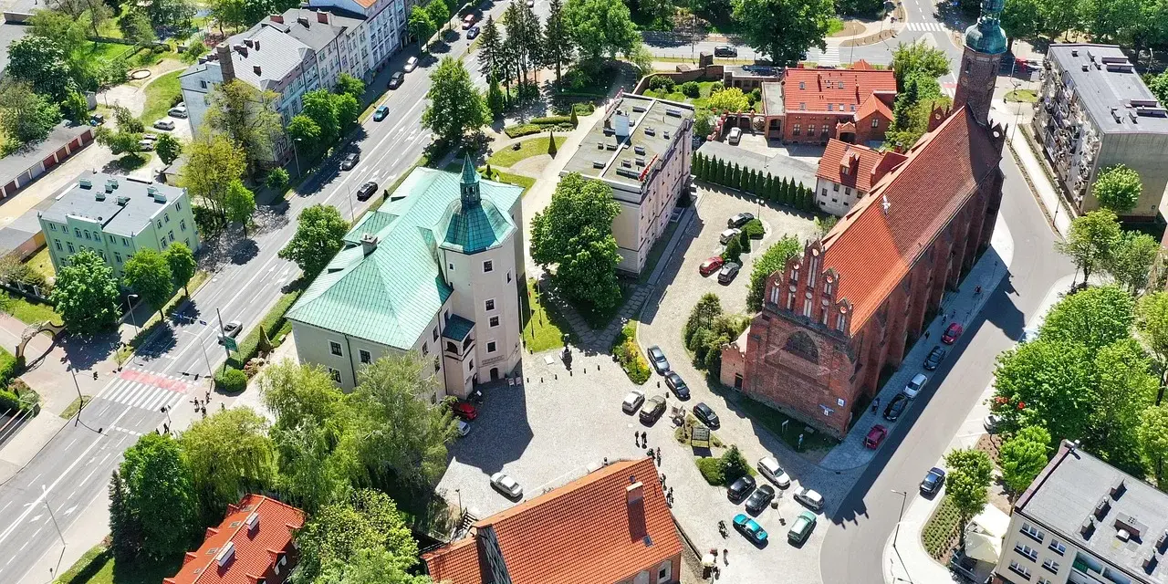 Widok z lotu ptaka na miasto Słupsk, z dominującymi budynkami kościoła i zamku.
