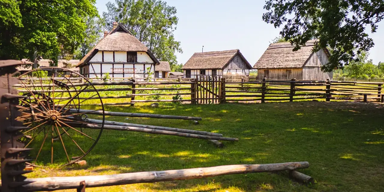 Muzeum Wsi Słowińskiej w Klukach to skansen z tradycyjnymi chatami i zabytkowym sprzętem rolniczym.