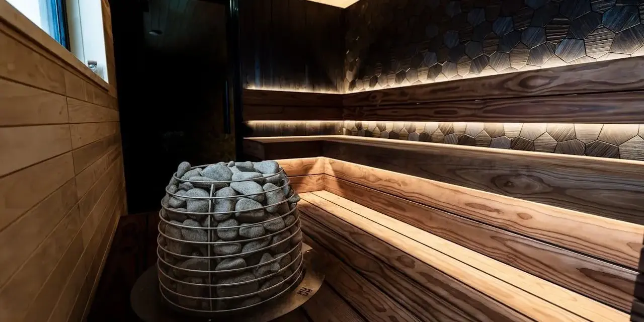 Władysławowo atrakcje na niepogodę: nowoczesna sauna z kamiennym piecem i nastrojowym oświetleniem. Idealne miejsce na relaks.