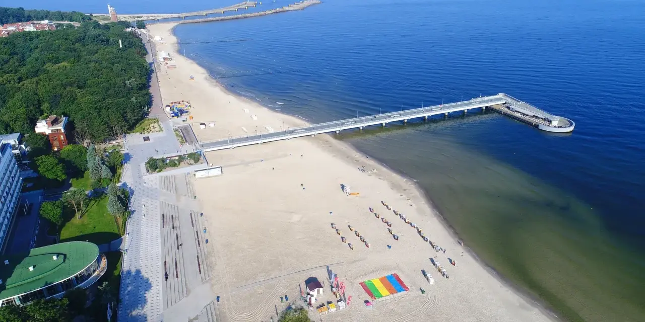 Kołobrzeg oferuje wiele atrakcji dla dorosłych: szeroka plaża, molo, deptak i zieleń. Idealne miejsce na relaks i wypoczynek.