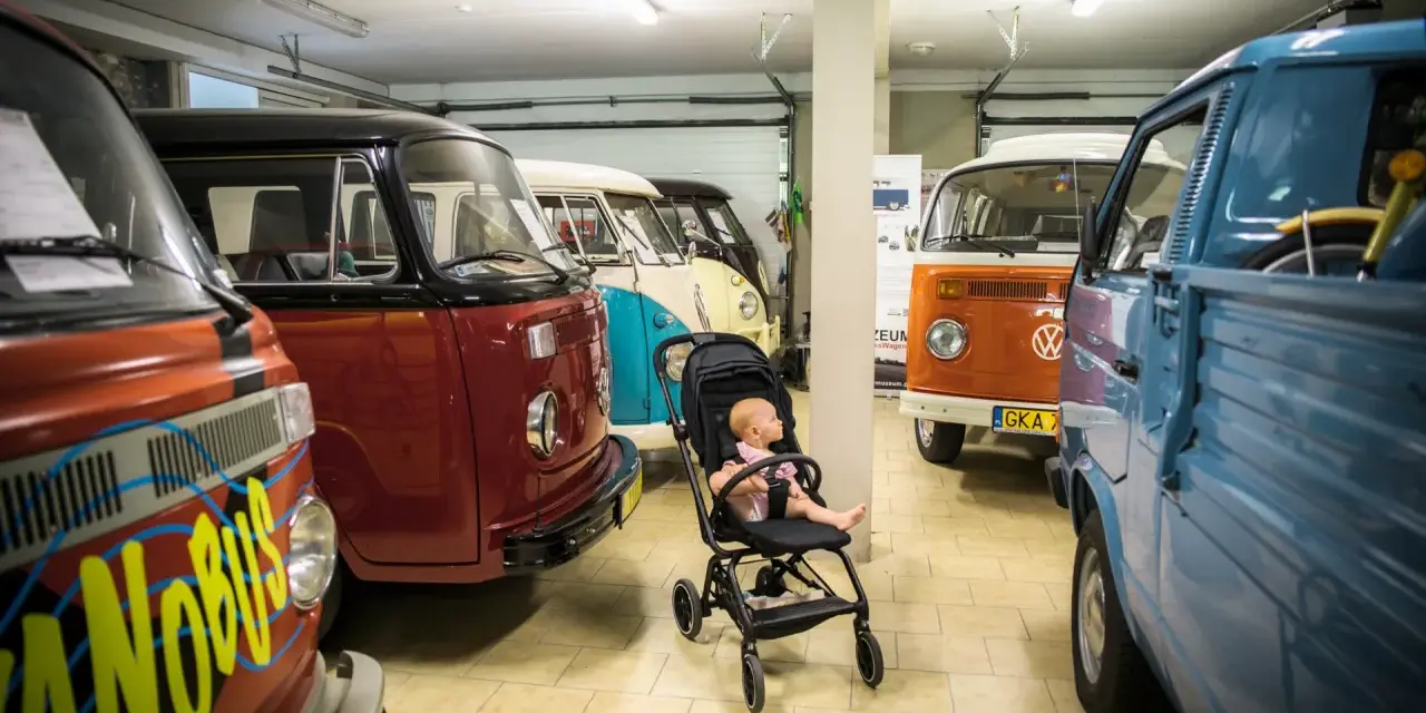 Maluch w wózku wśród klasyków w Muzeum Volkswagena w Pępowie.