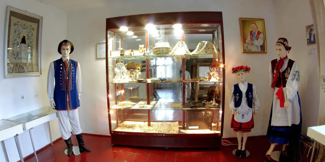 W muzeum kaszubskim prezentowane są tradycyjne stroje i rękodzieło. Manekiny w ludowych strojach stoją obok gablot z eksponatami.