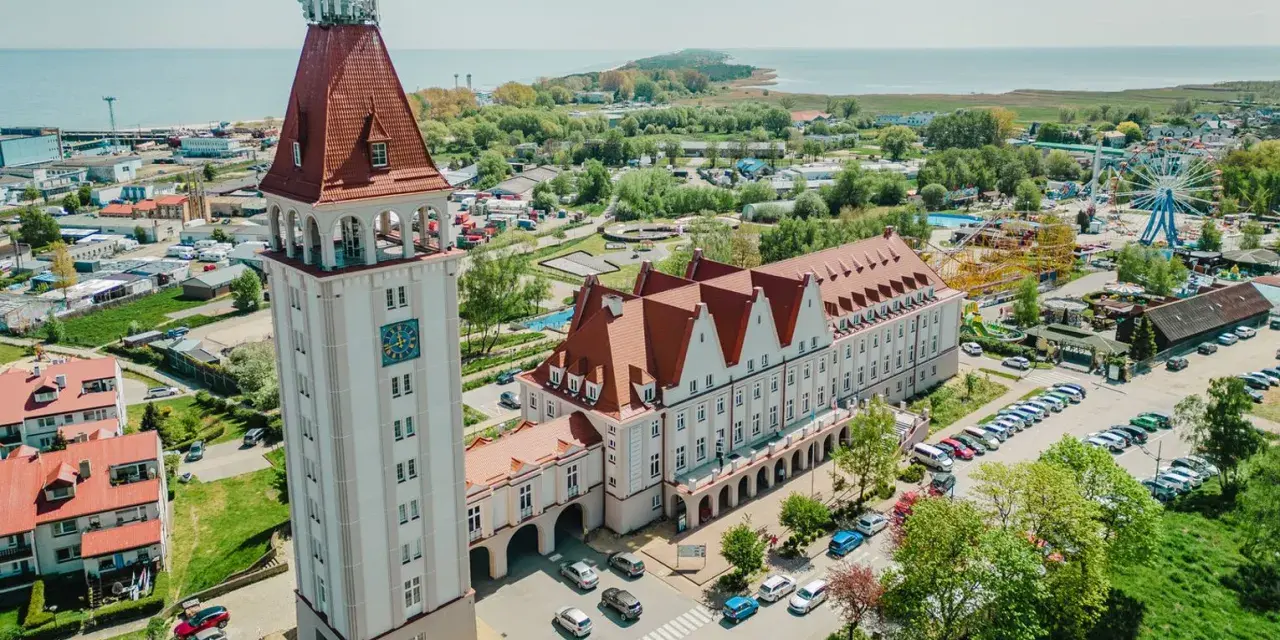 Wieża widokowa Władysławowo góruje nad miastem i morzem. W tle wesołe miasteczko i plaża.