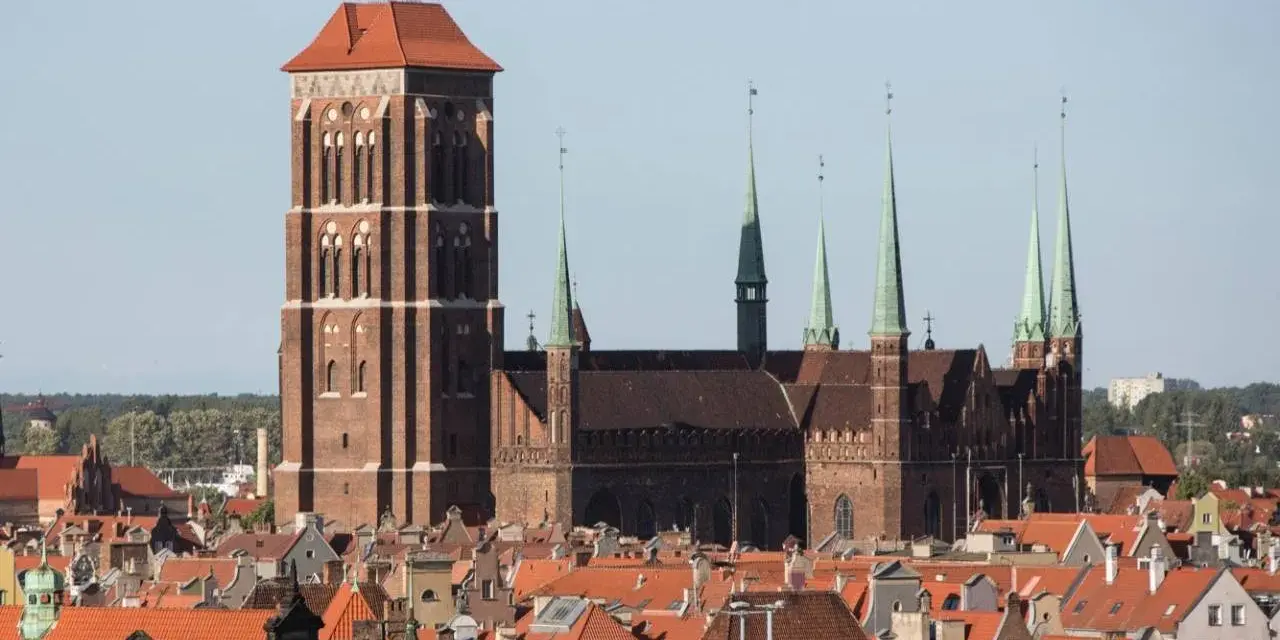 Imponująca wieża Mariacka w Gdańsku, której wysokość robi wrażenie, góruje nad miastem.