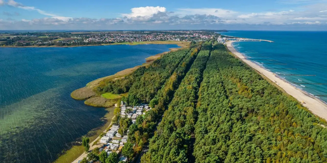 Spokojne widoki na Hel poza sezonem: las, plaża, zatoka i miasto. Idealne miejsce na relaks.