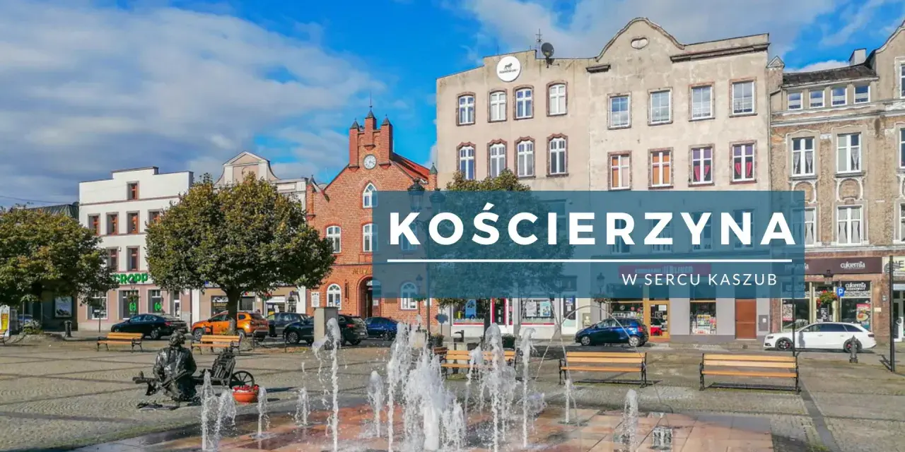 Rynek w Kościerzynie, z fontanną i rzeźbą, zaprasza do odkrywania kaszubskich atrakcji.