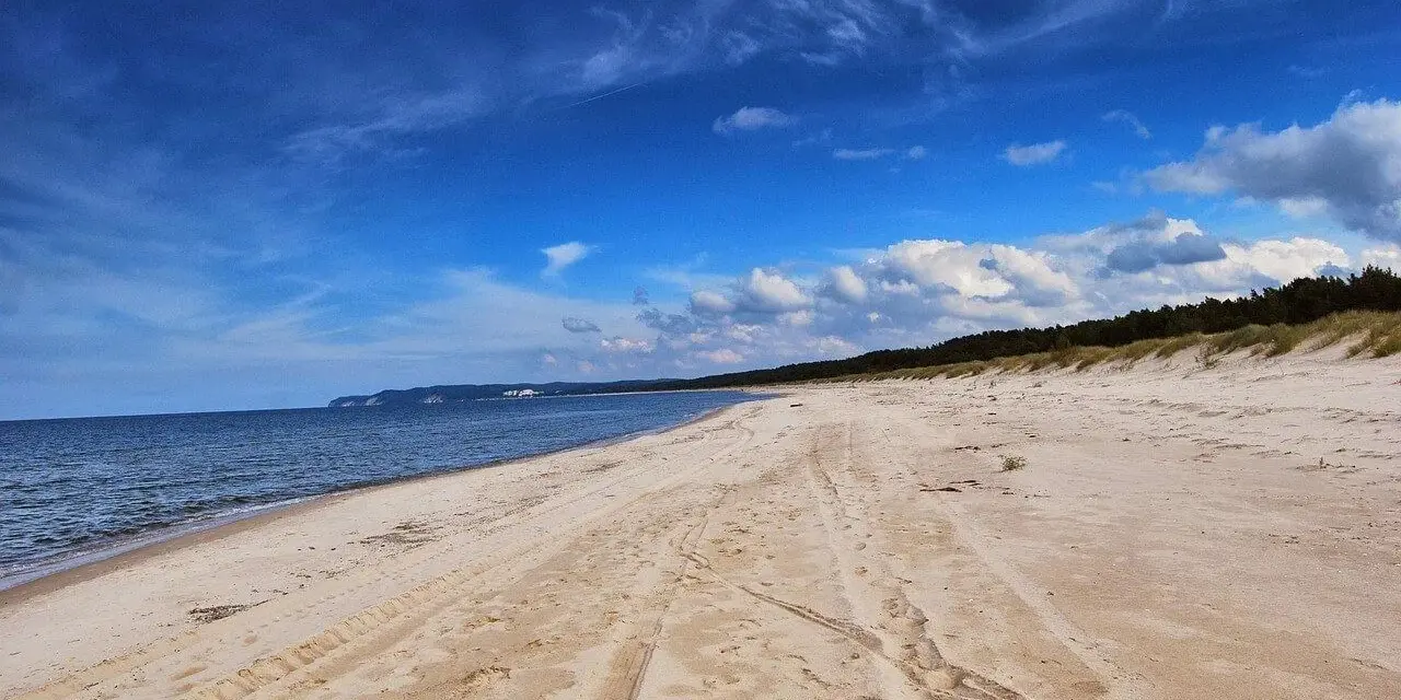 Piękna, piaszczysta mechelinki plaża z widokiem na morze i las.