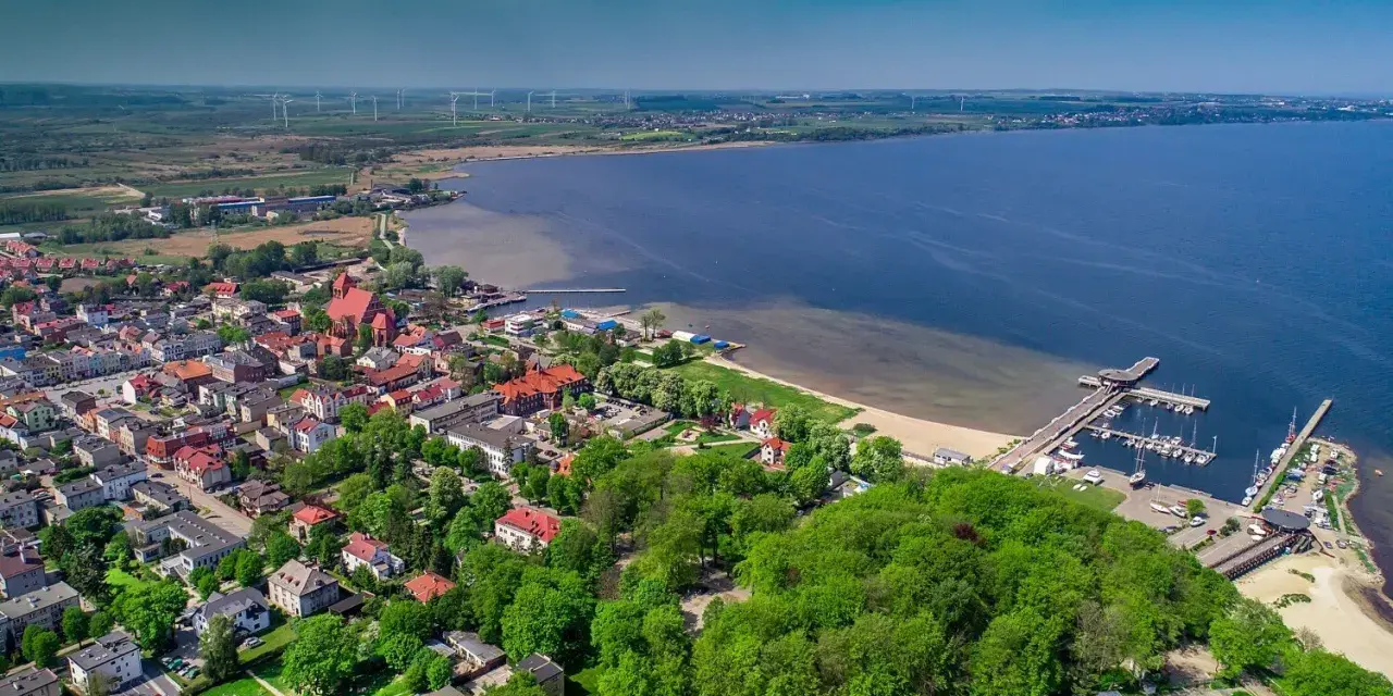 Widok na Puck z lotu ptaka: port, plaża, kościół i wiatraki. Puck atrakcje zachęcają do zwiedzania.