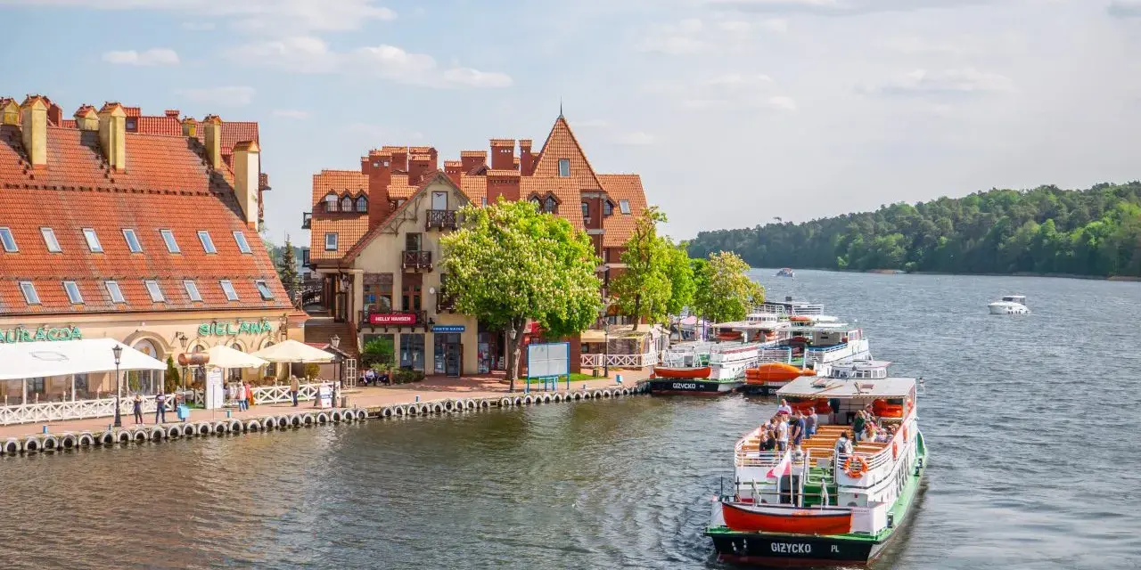 Port z łodziami i kamieniczkami, idealne miejsce na mikołajki atrakcje.