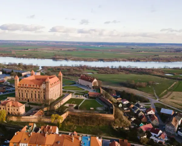 Zamek w Gniewie, malownicze atrakcje nad Wisłą. Widok z lotu ptaka na historyczną budowlę i okolicę.