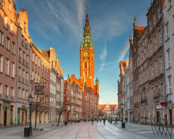 Gdańska starówka z Ratuszem Głównym, świadectwo historii i tego, kiedy powstał Gdańsk.