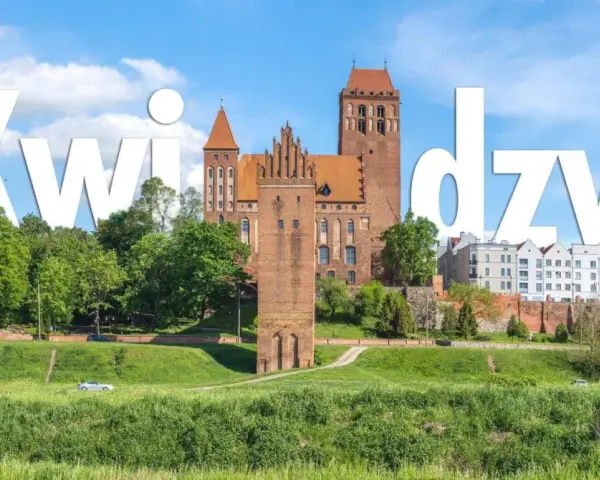Zamek w Kwidzynie, jedna z głównych atrakcji miasta, prezentuje się okazale na tle błękitnego nieba.