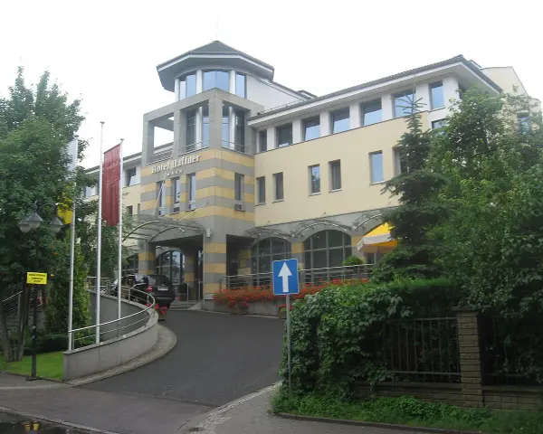 Hotel Haffner, nazwany na cześć Jana Jerzego Haffnera, wita gości nowoczesną architekturą i zielenią.