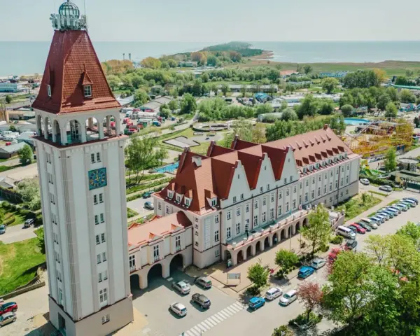 Wieża widokowa Władysławowo góruje nad miastem i morzem. W tle wesołe miasteczko i plaża.
