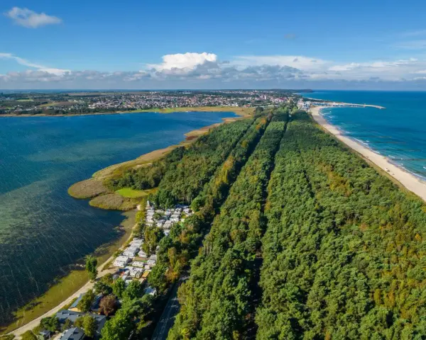 Spokojne widoki na Hel poza sezonem: las, plaża, zatoka i miasto. Idealne miejsce na relaks.