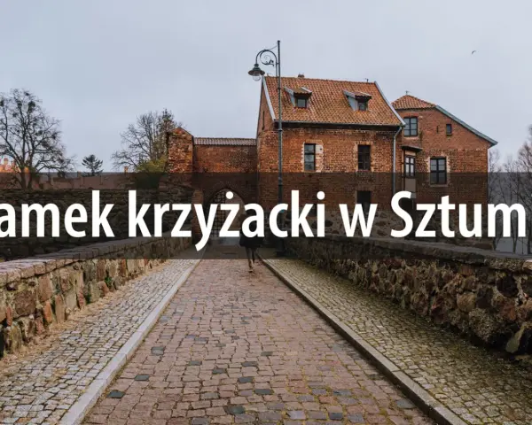 Kamienna grobla prowadzi do ceglanego zamku krzyżackiego w Sztumie.