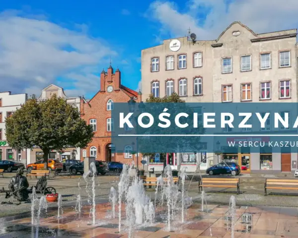 Rynek w Kościerzynie, z fontanną i rzeźbą, zaprasza do odkrywania kaszubskich atrakcji.