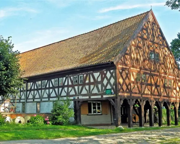 Dom podcieniowy z muru pruskiego, część szlaku mennonitów.