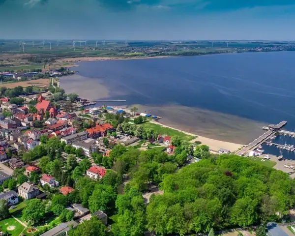 Widok na Puck z lotu ptaka: port, plaża, kościół i wiatraki. Puck atrakcje zachęcają do zwiedzania.