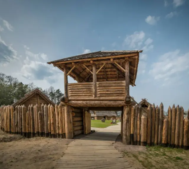 Drewniana wieża strażnicza i palisada w osadzie średniowiecznej Sławutowo.
