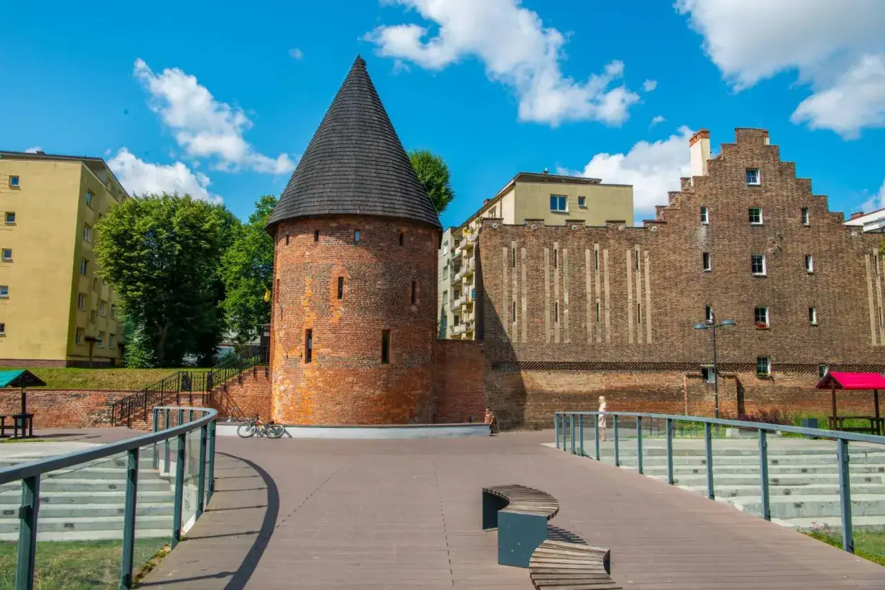 Wieża Czarownic i fragment murów obronnych w mieście Słupsk.