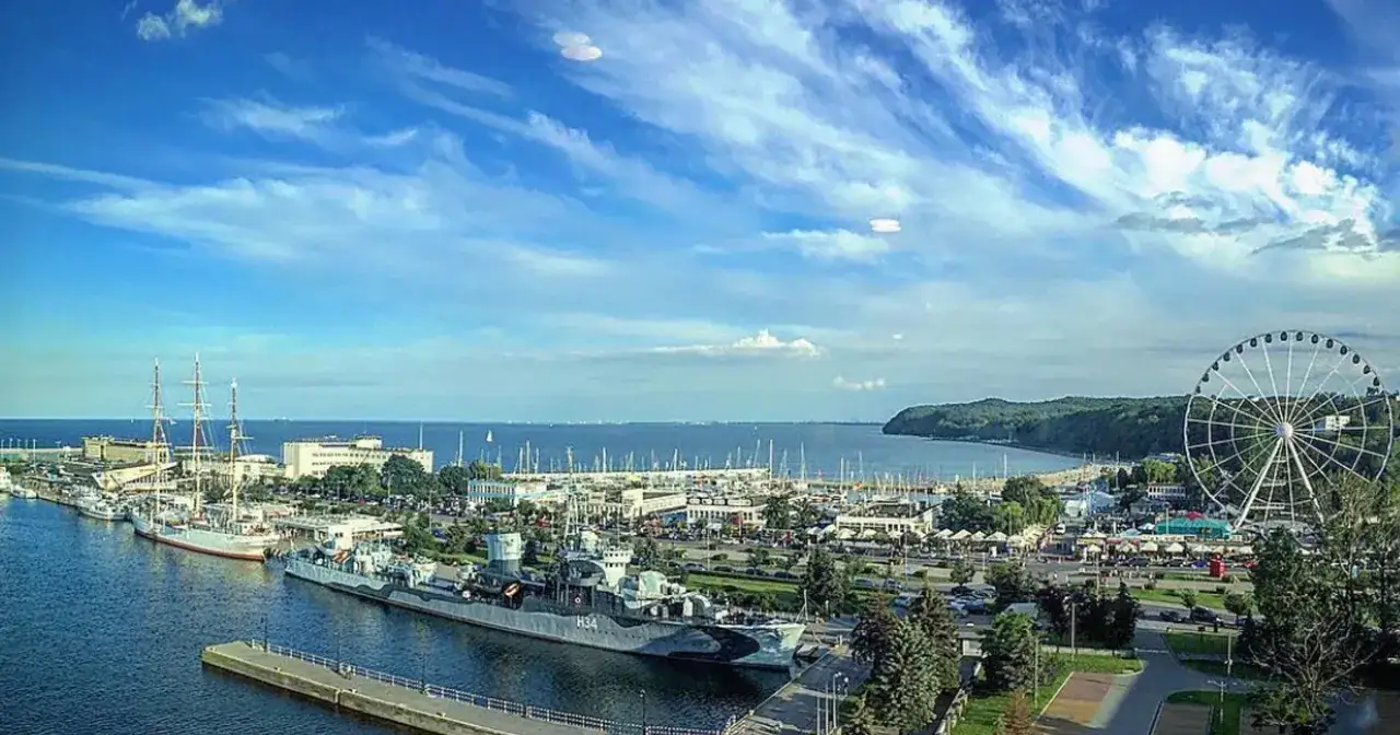 Port w Gdyni z żaglowcami, okrętem wojennym i diabelskim młynem. Ciekawe ciekawostki o Gdyni czekają!
