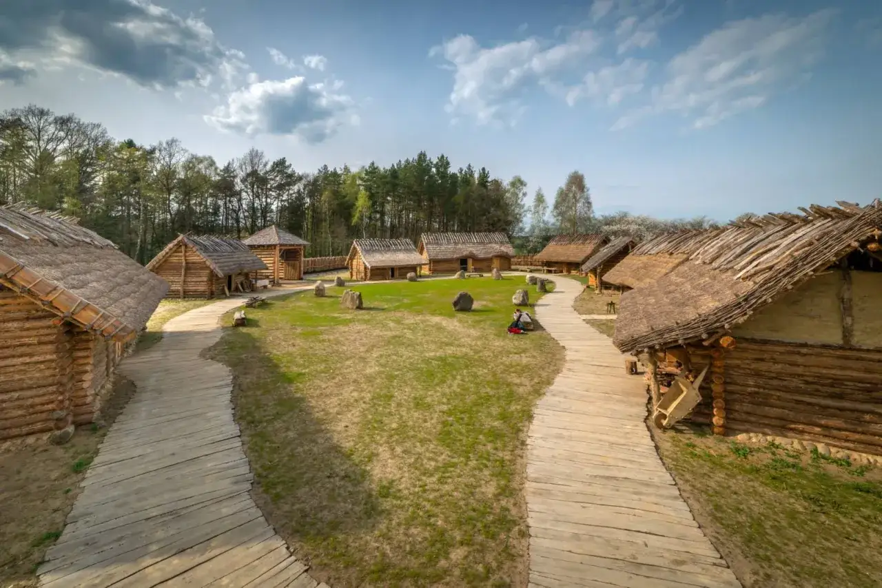 Drewniane chaty i kamienie tworzą historyczną osadę średniowieczną Sławutowo.
